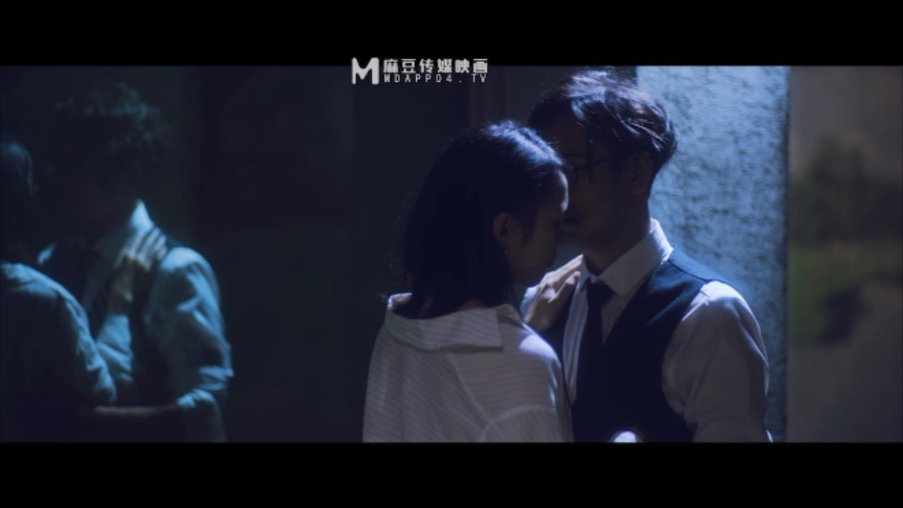 【SEX8.CC】麻豆传媒 艾秋.性婚姻生活.突破欲望的枷锁.mp4_20230104_135940702.jpg.jpg